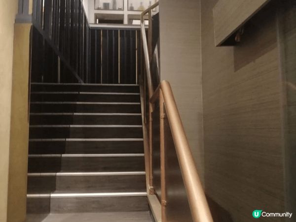 位於旺角的凯旋木馬餐廳，在長樂街一樓，連樓梯都裝修一流，食物...