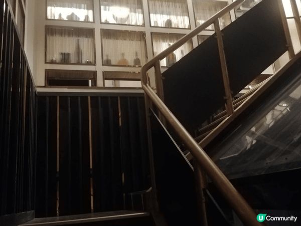 位於旺角的凯旋木馬餐廳，在長樂街一樓，連樓梯都裝修一流，食物...