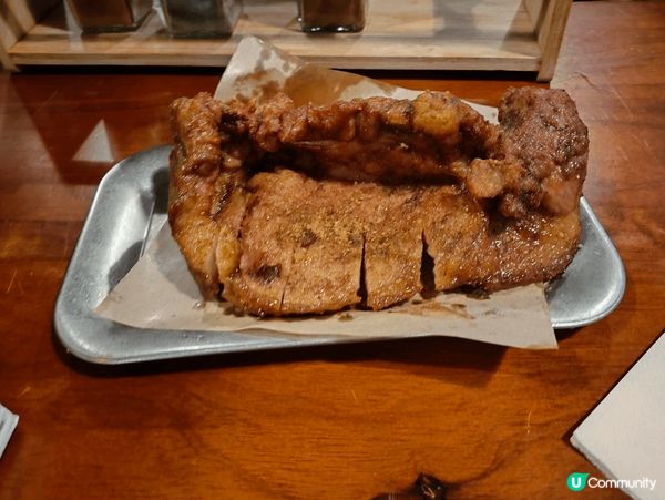 這是北角「那個」台灣餐廳的名物，「那個滷排骨便當」，排骨份量...