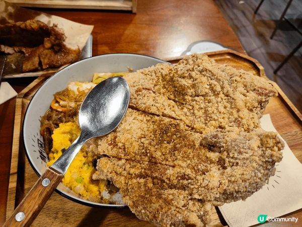 這是北角「那個」台灣餐廳的名物，「那個滷排骨便當」，排骨份量...