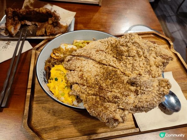 這是北角「那個」台灣餐廳的名物，「那個滷排骨便當」，排骨份量...