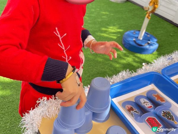 學校連續2日聖誕聯歡會，有老師和家長準備各種攤位遊戲、印手聖...