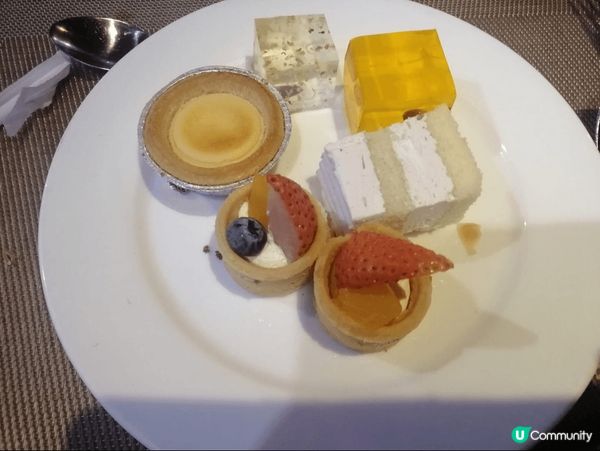 去紅磡的八度洒店下午茶，有多款不同蛋糕，甜點及雪糕，令人非常...