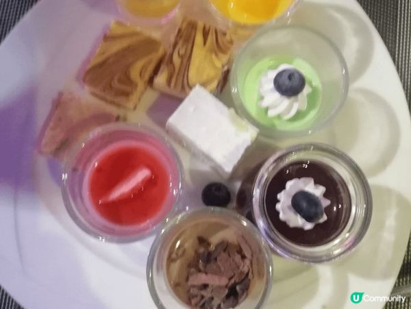 去紅磡的八度洒店下午茶，有多款不同蛋糕，甜點及雪糕，令人非常...