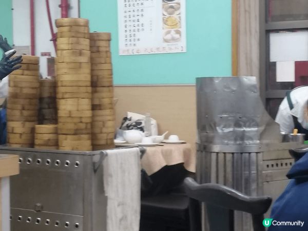 到電視節目介紹的懷舊酒家飲茶，懷舊的點心手推車推着點心，蝦餃...