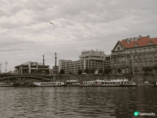 伏爾塔瓦河（Vltava River）是捷克最長的河流，全長...