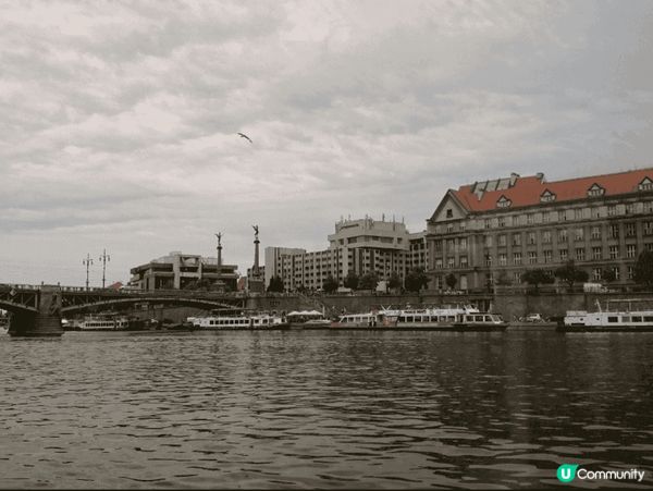 伏爾塔瓦河（Vltava River）是捷克最長的河流，全長...