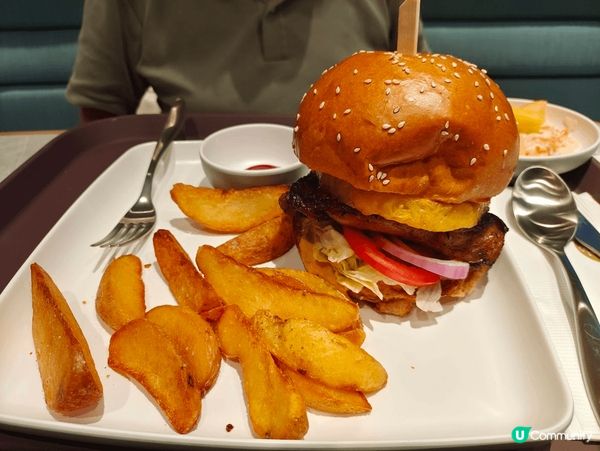 沙田馬場駿星匯嘅菠蘿雞扒漢堡真係好正！雞扒香脆多汁，配上甜甜...