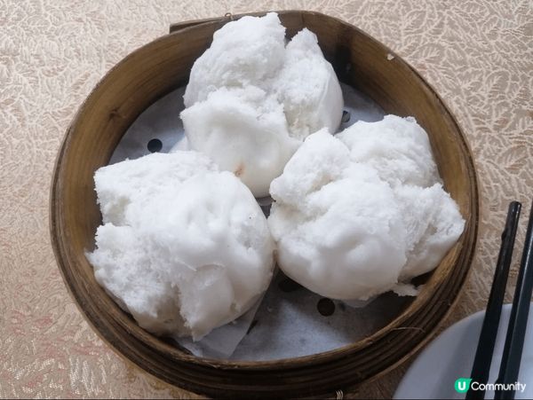 傳統港式美食有鷄包仔，雲吞麵，尤其是袁記的雲吞水餃，令人回味...