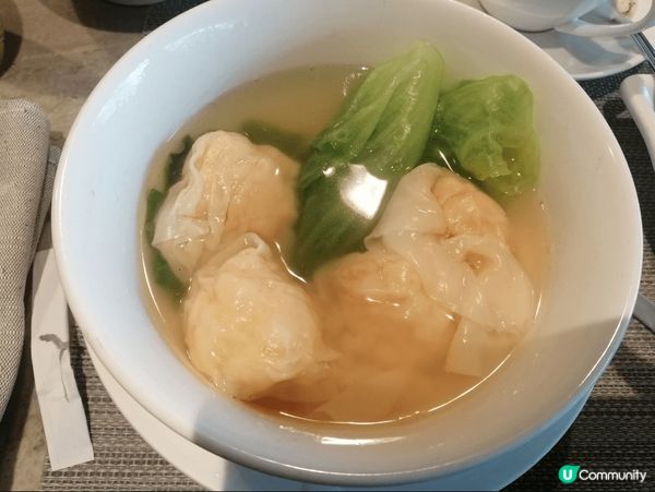 傳統港式美食有鷄包仔，雲吞麵，尤其是袁記的雲吞水餃，令人回味...