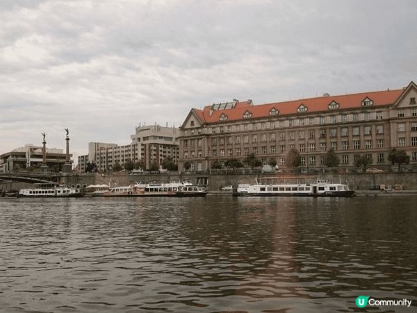 伏爾塔瓦河（Vltava River）是捷克最長的河流，全長...
