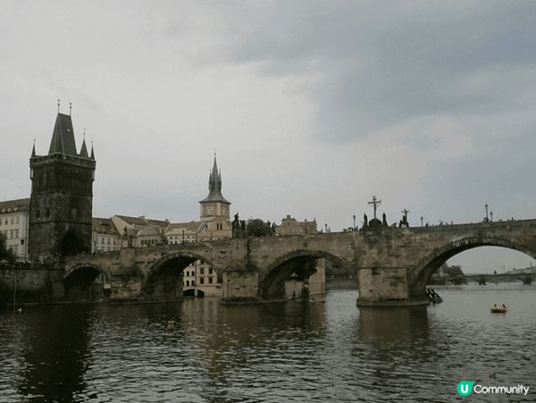 伏爾塔瓦河（Vltava River）是捷克最長的河流，全長...