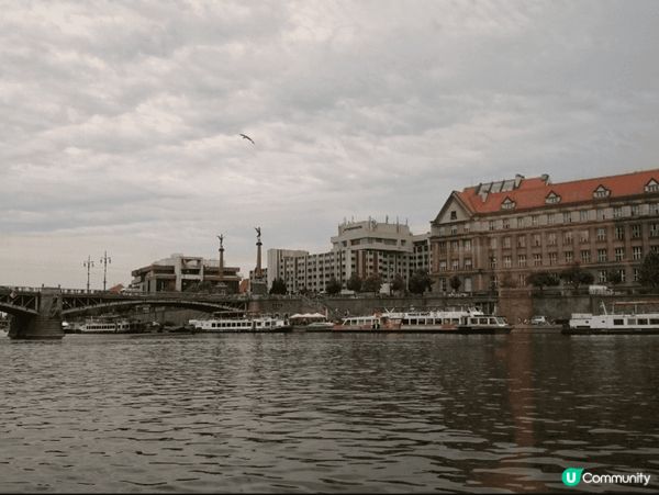 伏爾塔瓦河（Vltava River）是捷克最長的河流，全長...