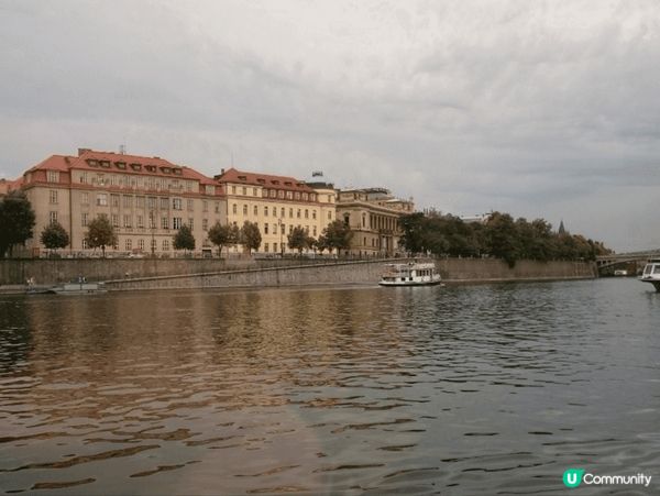 伏爾塔瓦河（Vltava River）是捷克最長的河流，全長...