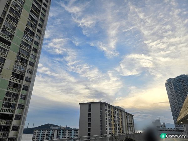 這個藍天白雲風景是在南區華富二邨商場空地拍攝的，在這裡可以拍...