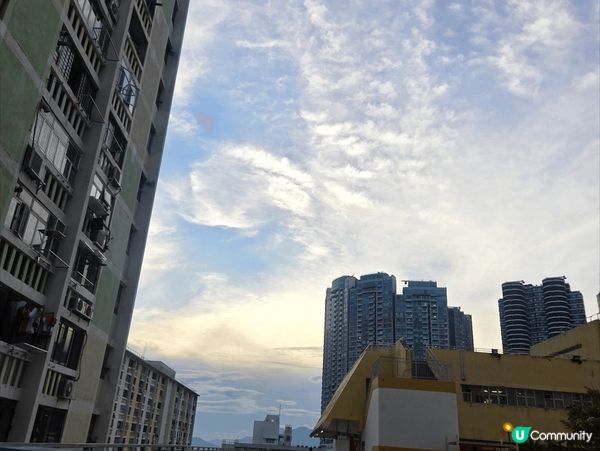 這個藍天白雲風景是在南區華富二邨商場空地拍攝的，在這裡可以拍...