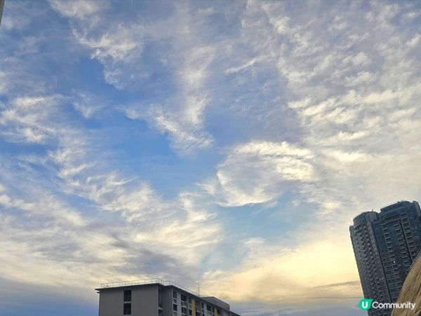 這個藍天白雲風景是在南區華富二邨商場空地拍攝的，在這裡可以拍...