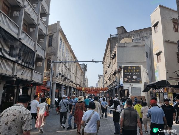 汕頭小公園位於汕頭的老城區，滿街殘舊的西洋式騎房，是汕頭老城...