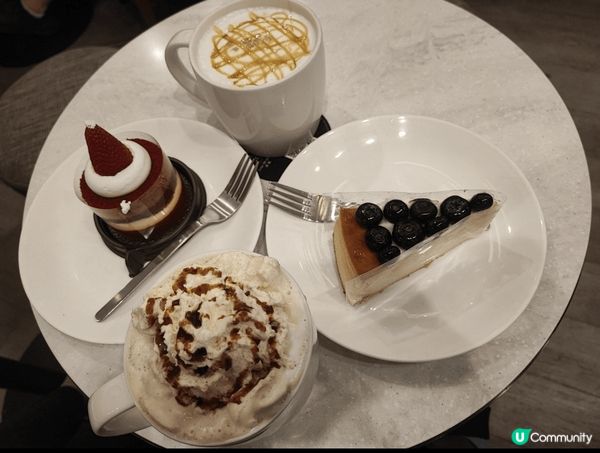 Starbucks 聖誕節限定蛋糕同咖啡，好可愛，戴上聖誕帽...
