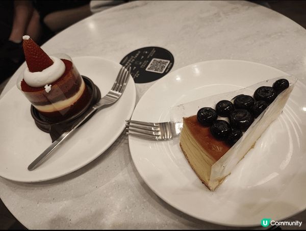 Starbucks 聖誕節限定蛋糕同咖啡，好可愛，戴上聖誕帽...