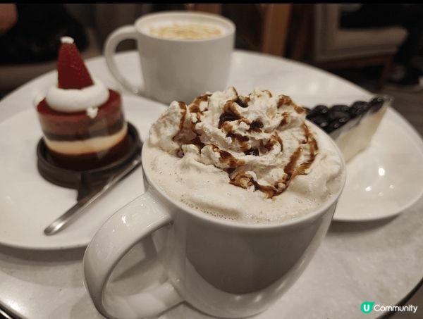 Starbucks 聖誕節限定蛋糕同咖啡，好可愛，戴上聖誕帽...