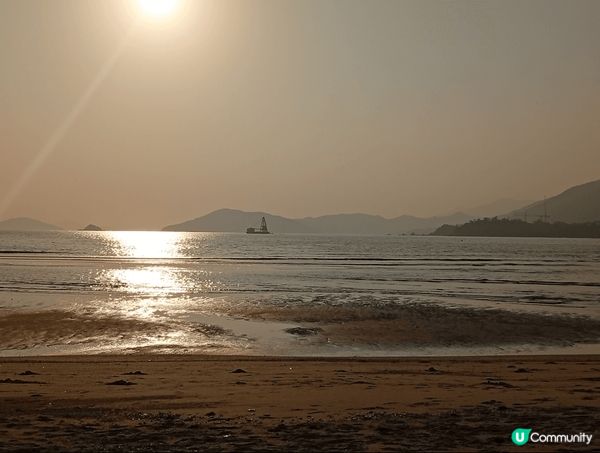 這裡是貝澳海灘，海風咻咻吹過，很是舒服。海灘上還有水牛在曬太...