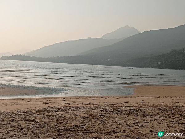 這裡是貝澳海灘，海風咻咻吹過，很是舒服。海灘上還有水牛在曬太...
