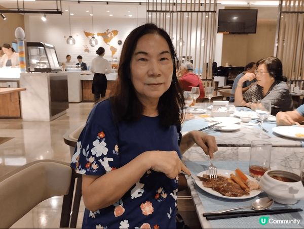 喜歡品嚐美食、在各地寻找美味，同時與親友分享，乐事也。😄