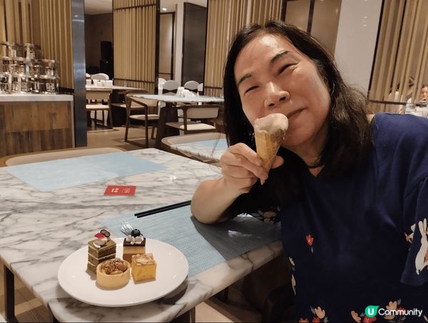 喜歡品嚐美食、在各地寻找美味，同時與親友分享，乐事也。😄