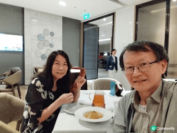 喜歡品嚐美食、在各地寻找美味，同時與親友分享，乐事也。😄