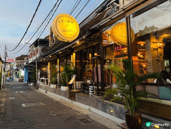 呢個係位於峇里島嘅一間Cafe，配以黃昏嘅光下，別有一番風味...