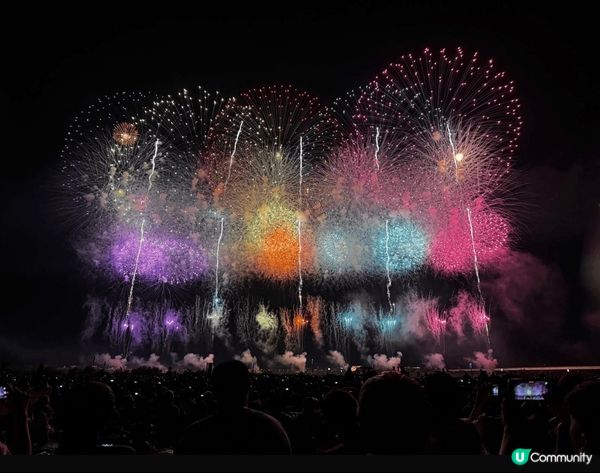 去日本睇花火大會真係一生人難忘嘅經歷！當晚天色漸暗，成個天空...