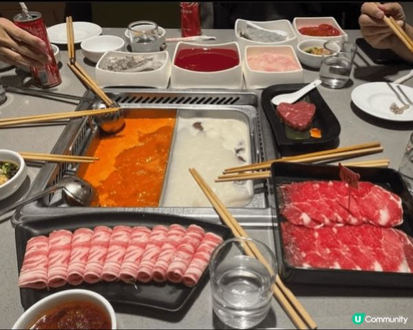 深圳的海底撈以其極致的服務和豐富的美食體驗聞名。走進店內，熱...