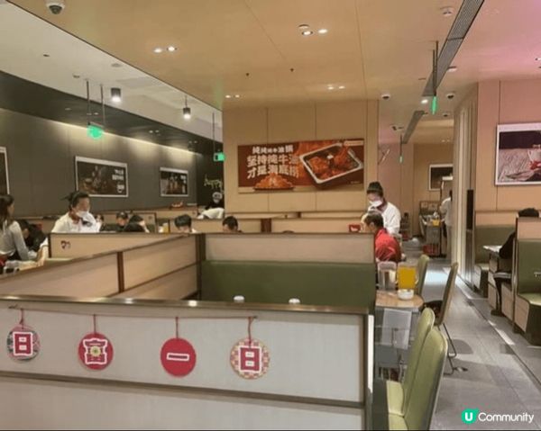 深圳的海底撈以其極致的服務和豐富的美食體驗聞名。走進店內，熱...