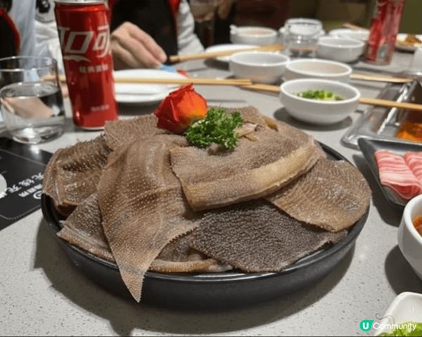 深圳的海底撈以其極致的服務和豐富的美食體驗聞名。走進店內，熱...