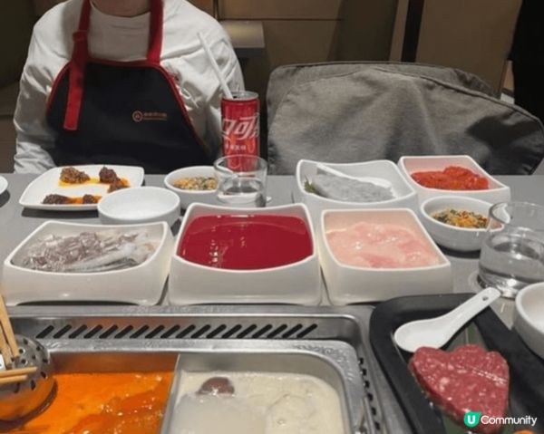 深圳的海底撈以其極致的服務和豐富的美食體驗聞名。走進店內，熱...