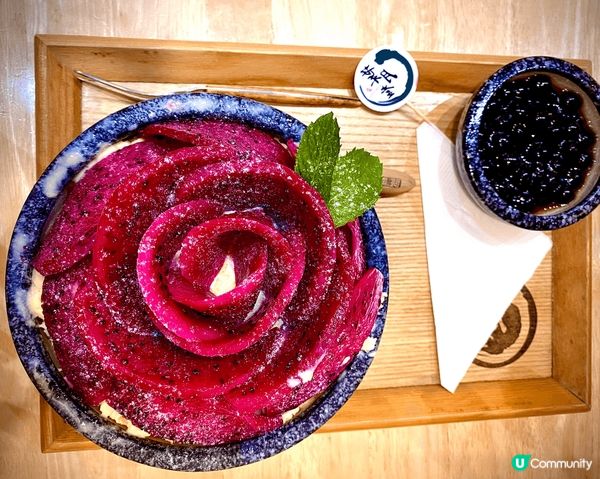 這張圖片展示了位於的特色甜品，推薦的原因是其火龍果玫瑰造型獨...