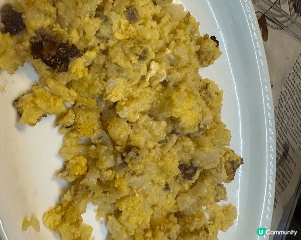 這張圖片展示了位於的特色甜品，推薦的原因是其火龍果玫瑰造型獨...