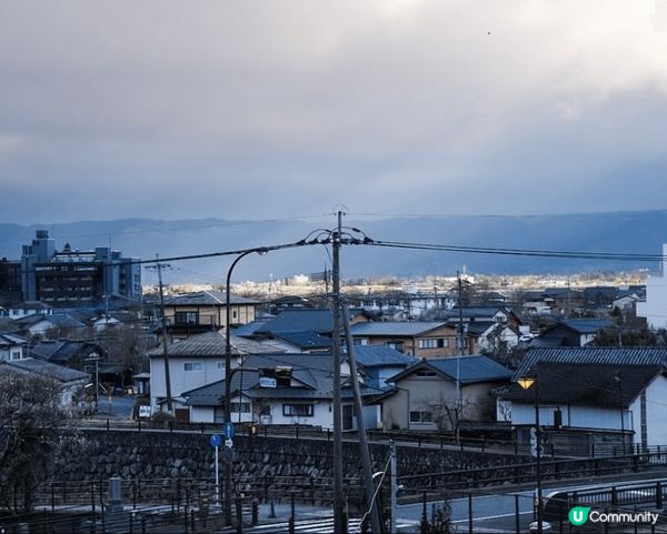位於日本熊本嘅阿蘇市同阿蘇火山，周圍都冇高高嘅建築物，只有一...