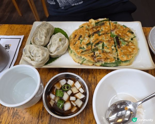 到韓國自駕遊，吃韓牛，燒烤太膩了，來一餐清淡的餃子套餐。有豬...