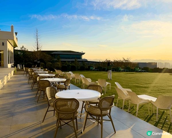 春川有間充滿希臘風嘅cafe，吸引好多人去打卡。呢間位於九峰...