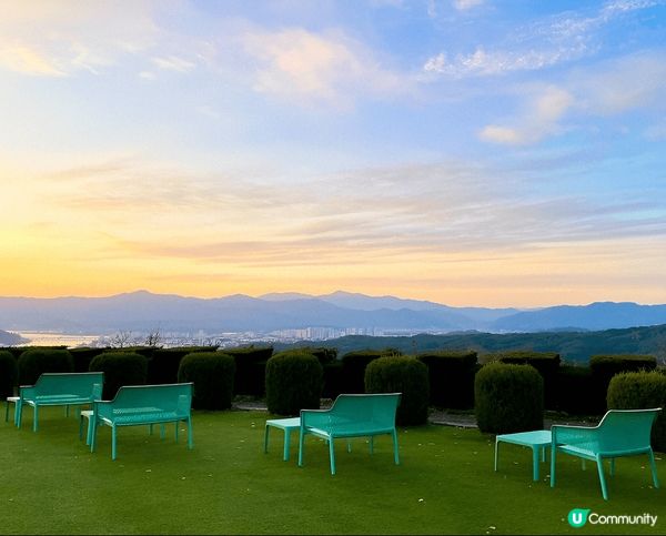 春川有間充滿希臘風嘅cafe，吸引好多人去打卡。呢間位於九峰...