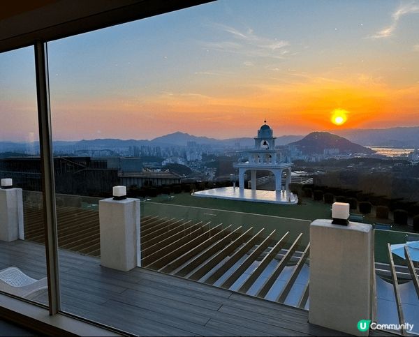 春川有間充滿希臘風嘅cafe，吸引好多人去打卡。呢間位於九峰...