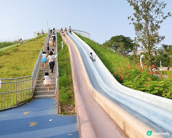 中和員山公園內設施豐富多元，除了有綠意盎然的草地與湖泊，更有...