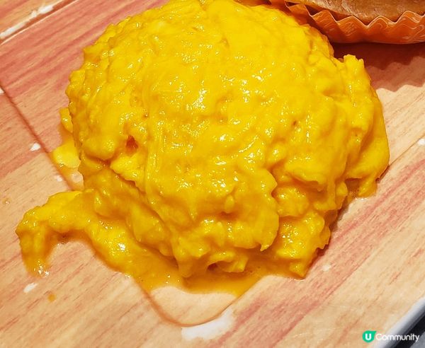 港式打卡美食要數菠蘿油，沙嗲牛肉麵，炒滑蛋，仲有熱奶茶😋