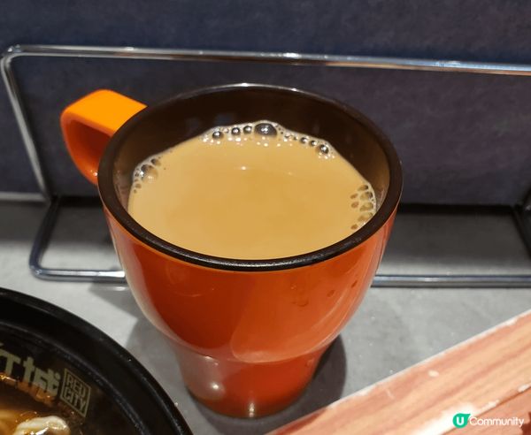 港式打卡美食要數菠蘿油，沙嗲牛肉麵，炒滑蛋，仲有熱奶茶😋