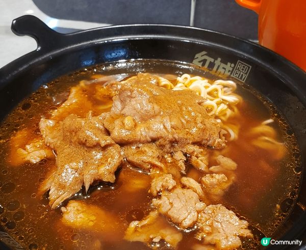 港式打卡美食要數菠蘿油，沙嗲牛肉麵，炒滑蛋，仲有熱奶茶😋