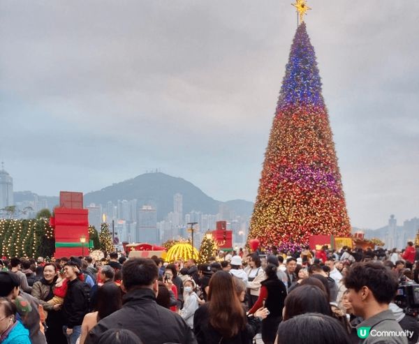 西九文化區的聖誕小鎮，色彩斑斕，高12米的巨型聖誕樹掛滿鮮艷...