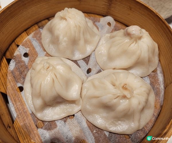 夏麵館，母親節前夕晚餐，叫了小籠包，涼菜5小碟，黑醋話梅骨，...