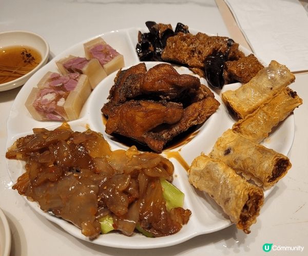 夏麵館，母親節前夕晚餐，叫了小籠包，涼菜5小碟，黑醋話梅骨，...